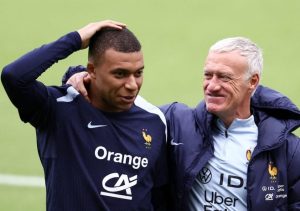 Deschamps bênh vực Mbappe.